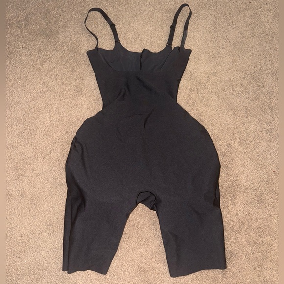 Skims butt enhancing shapewear 🖤 - Picture 3 of 4